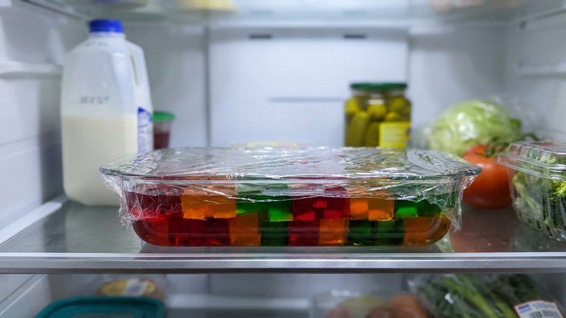 molde de gelatina cuajando en el refrigerador