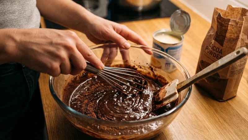 crema espesa de leche condensada y cacao en polvo bien mezclada