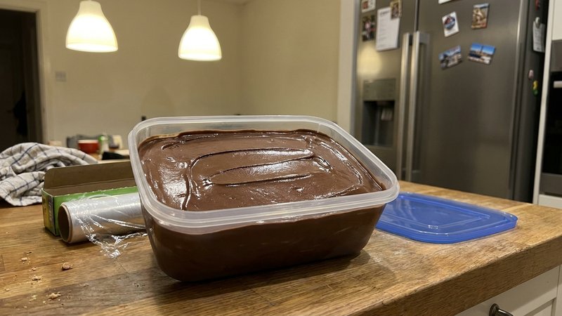 recipiente de plástico con helado de chocolate listo para congelar