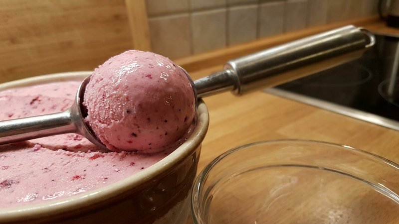 formando una bola de helado de frutos rojos