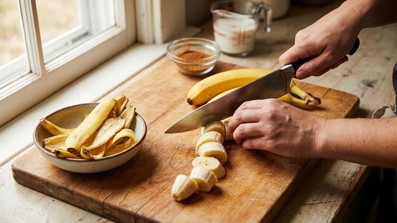 rodajas de plátano maduro junto a un helado cremoso