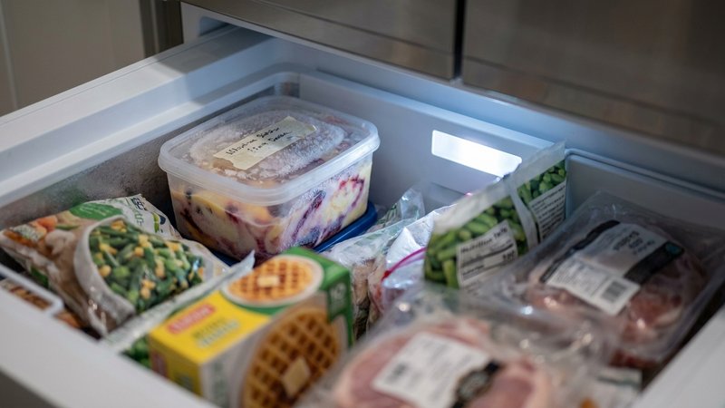 recipiente de helado de frutas en el fondo del congelador