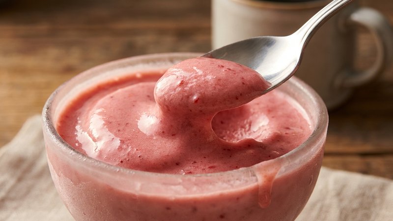cuchara mostrando la textura cremosa del helado de frutas