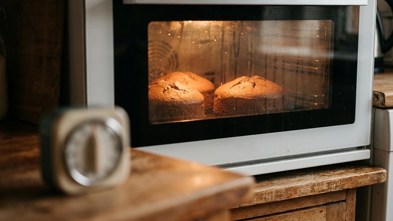 tres bizcochos de chocolate horneándose dentro del horno