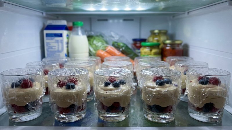 vasitos de postre para fiestas cubiertos en el refrigerador
