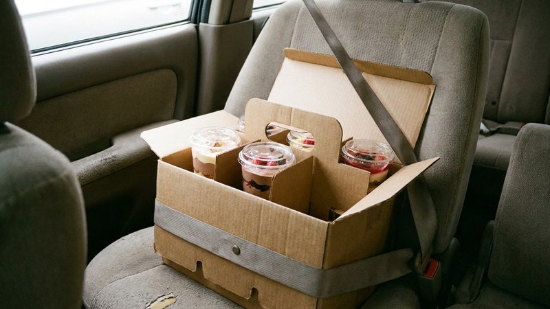 vasitos de postre transportados con cuidado
